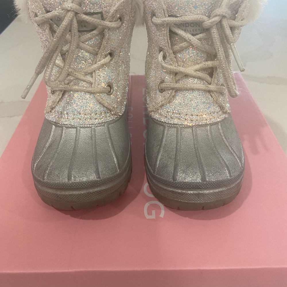 London Fog Silver and Cream Rain & Snow Boots Waterproof Design